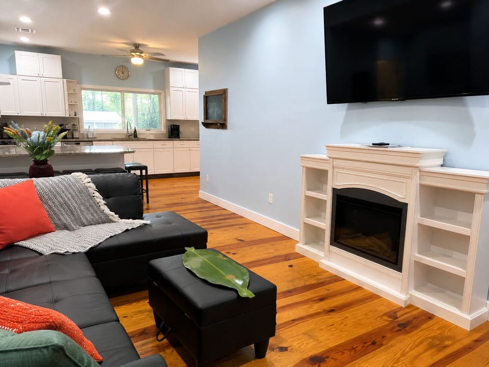 Living Room w/Roku Smart TV