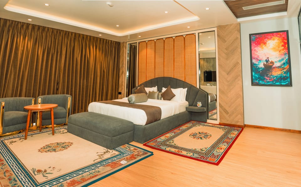 Presidential Suite | Premium bedding, in-room safe, desk, laptop workspace