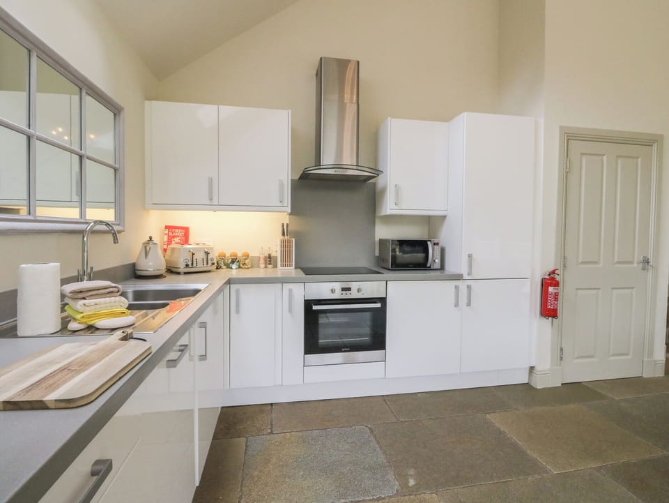 Dishwasher, cookware/dishes/utensils