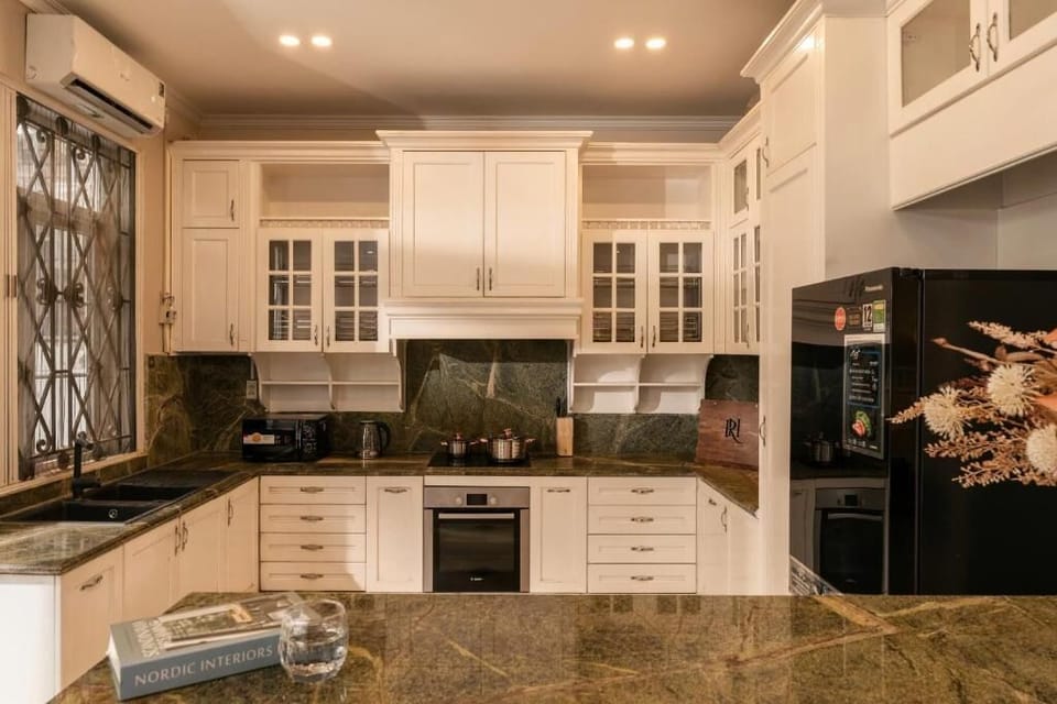 Villa, 6 Bedrooms | Private kitchen