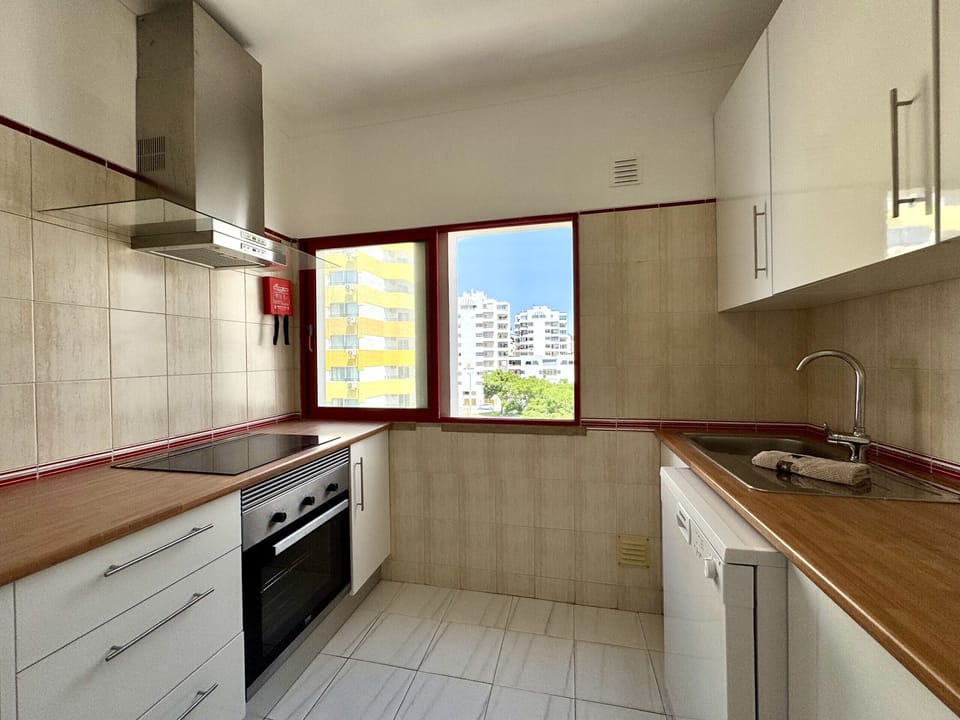 Coffee/tea maker, microwave, dishwasher