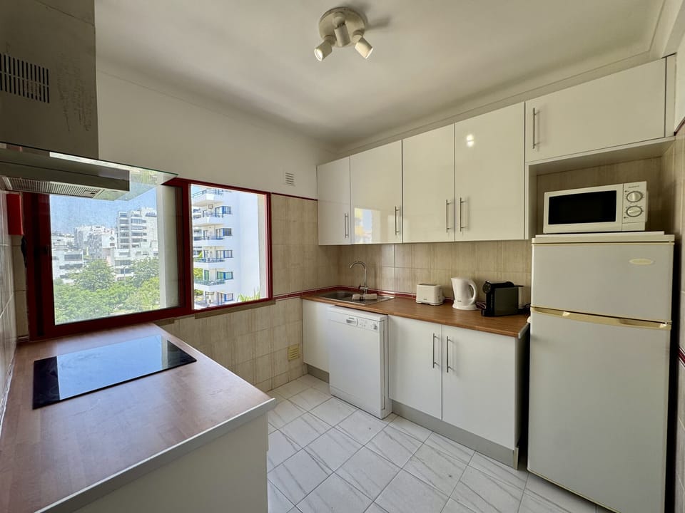 Coffee/tea maker, microwave, dishwasher
