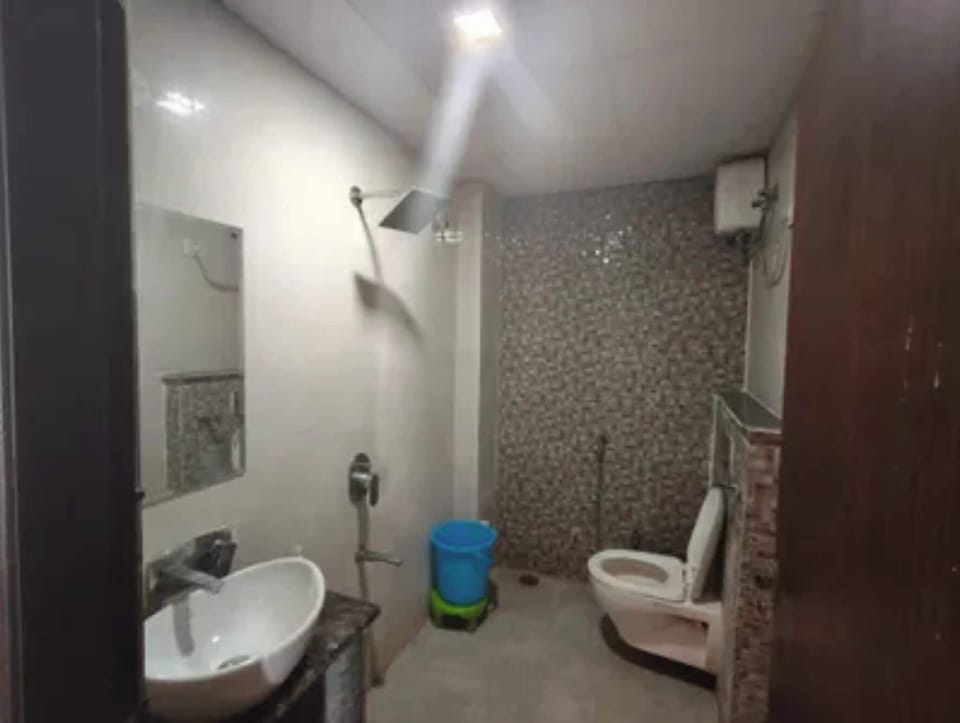 Shower, rainfall showerhead, towels, toilet paper
