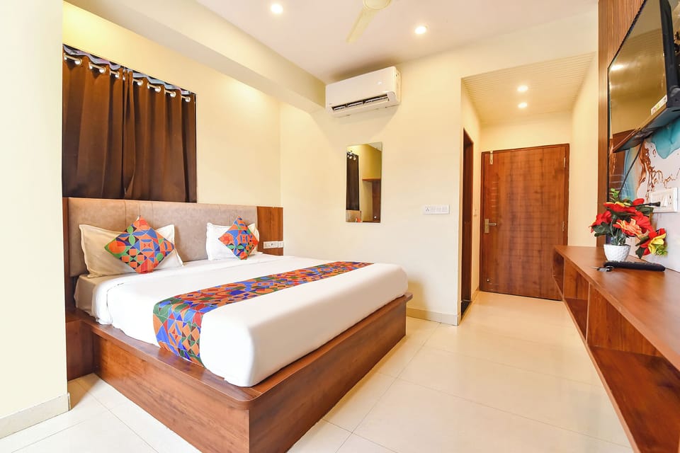 Deluxe Room | Egyptian cotton sheets, premium bedding, in-room safe, desk