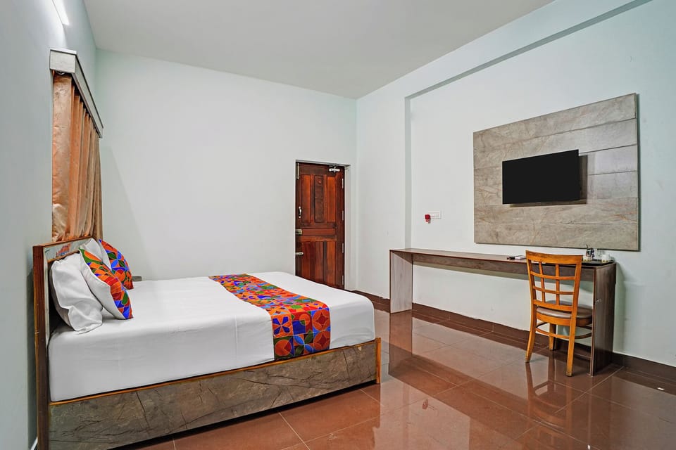 Egyptian cotton sheets, premium bedding, in-room safe, desk