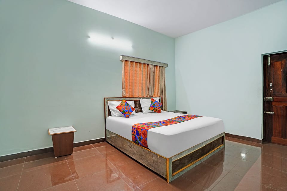 Egyptian cotton sheets, premium bedding, in-room safe, desk