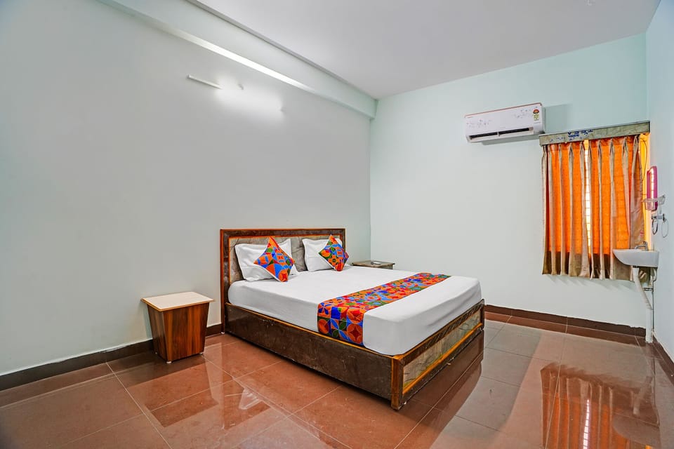 Egyptian cotton sheets, premium bedding, in-room safe, desk
