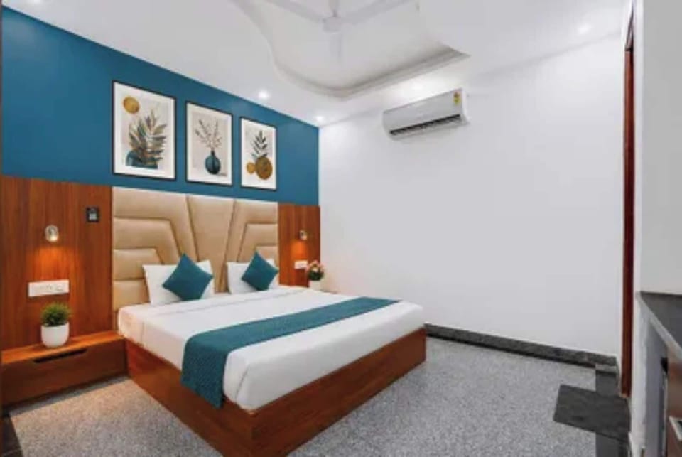 Egyptian cotton sheets, premium bedding, in-room safe, desk