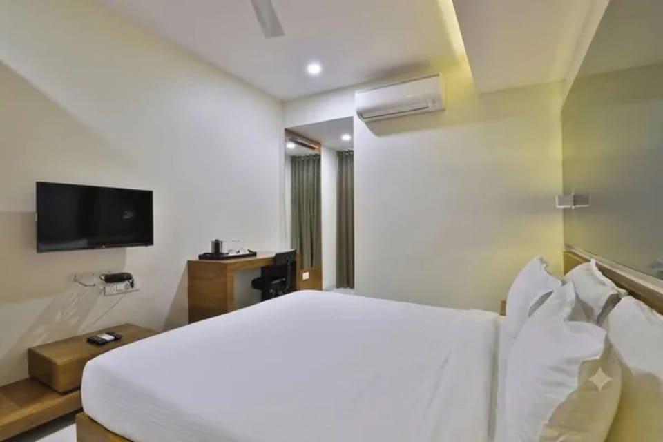 Egyptian cotton sheets, premium bedding, in-room safe, desk
