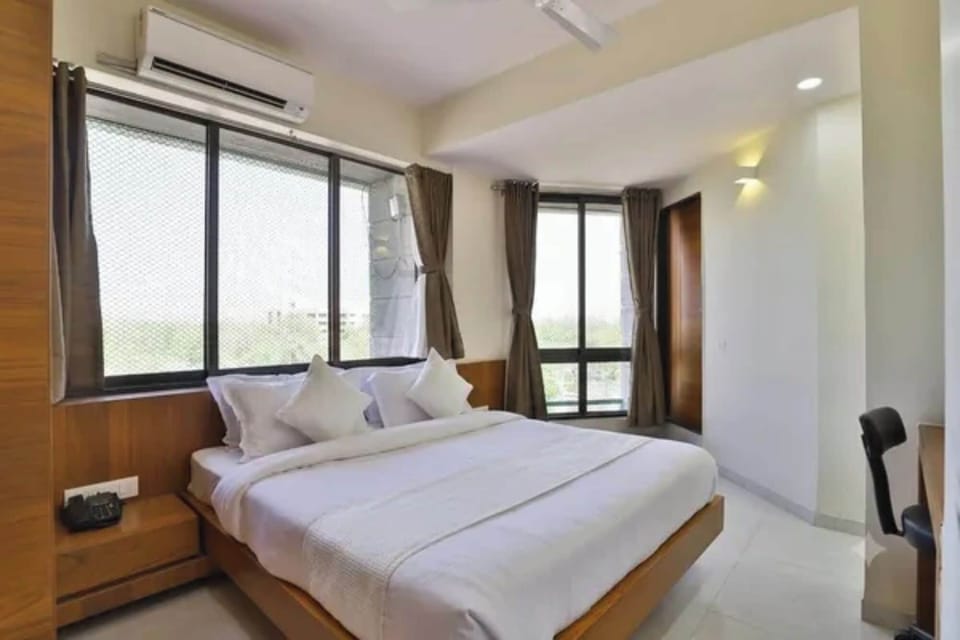 Premium Room | Egyptian cotton sheets, premium bedding, in-room safe, desk