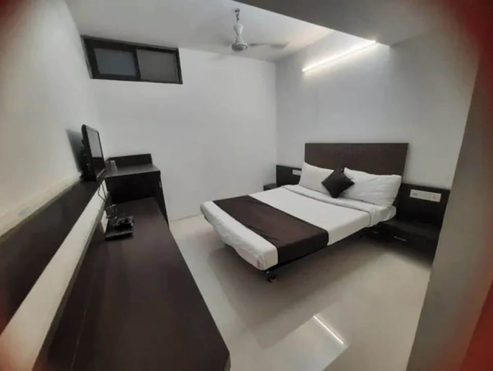 Egyptian cotton sheets, premium bedding, in-room safe, desk
