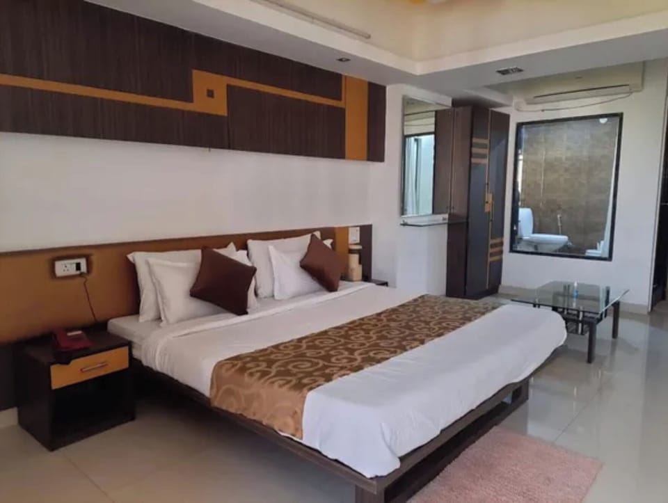 Egyptian cotton sheets, premium bedding, in-room safe, desk