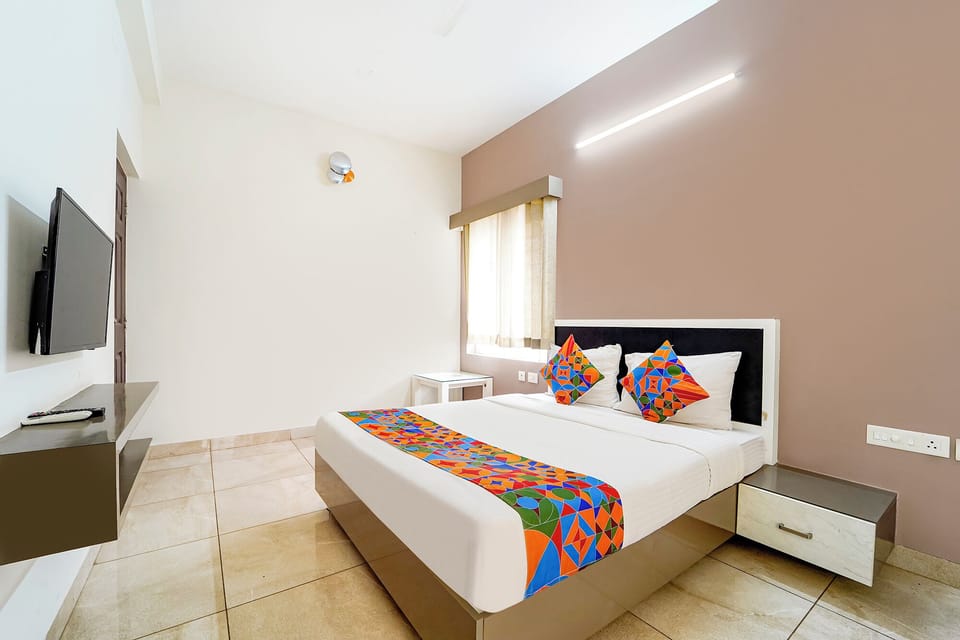 Deluxe Room | Egyptian cotton sheets, premium bedding, in-room safe, desk