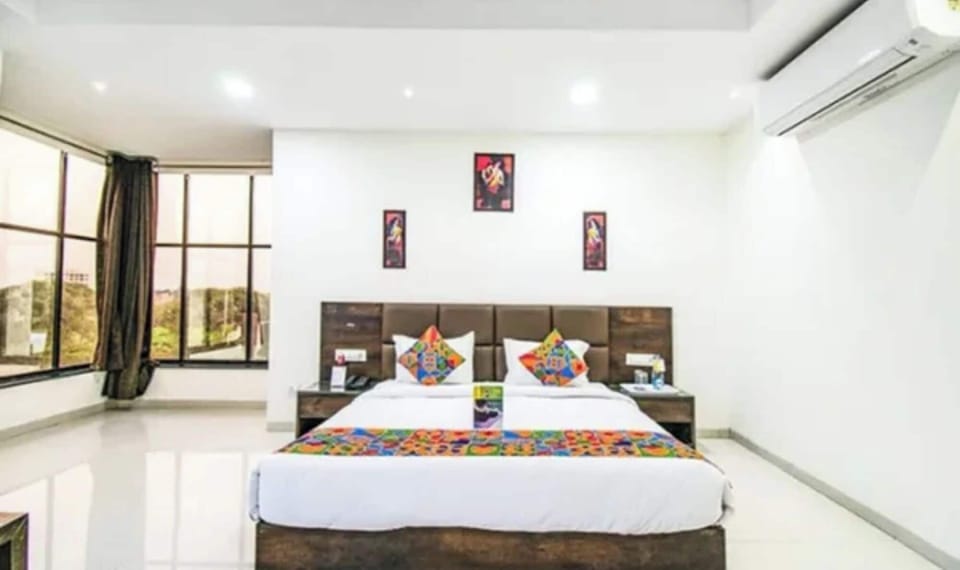 Deluxe Room | Egyptian cotton sheets, premium bedding, in-room safe, desk