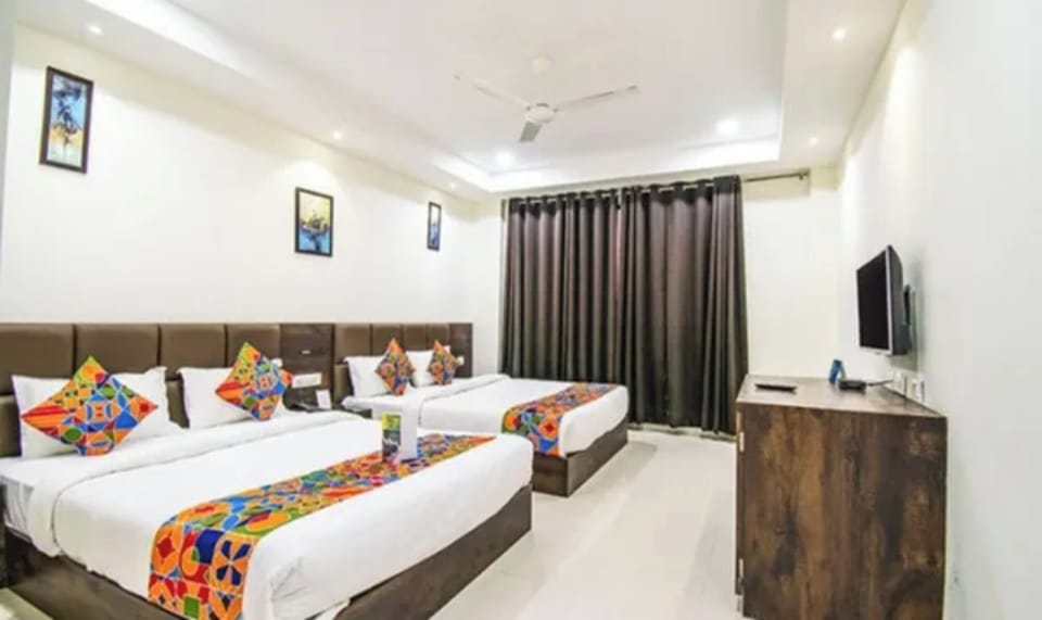 Suite | Egyptian cotton sheets, premium bedding, in-room safe, desk