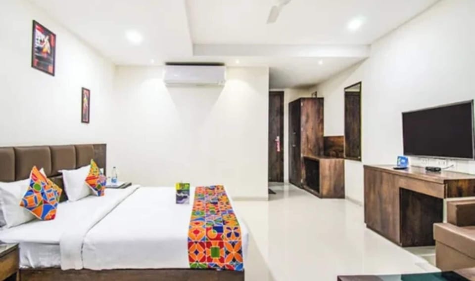 Deluxe Room | Egyptian cotton sheets, premium bedding, in-room safe, desk