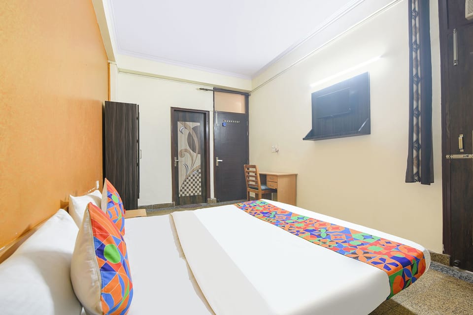 Egyptian cotton sheets, premium bedding, in-room safe, desk