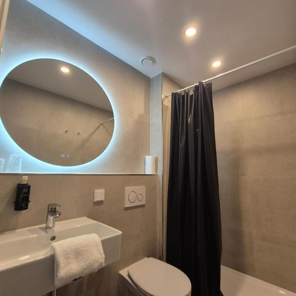 Junior Twin Room | Bathroom