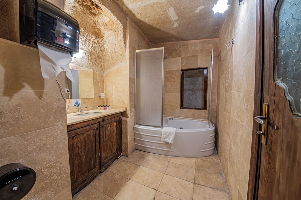 Deluxe Suite | Bathroom | Free toiletries, hair dryer, slippers, towels