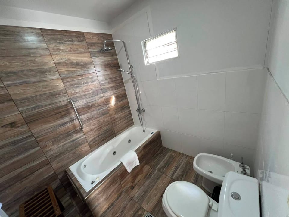 Family Room | Bathroom | Towels, toilet paper