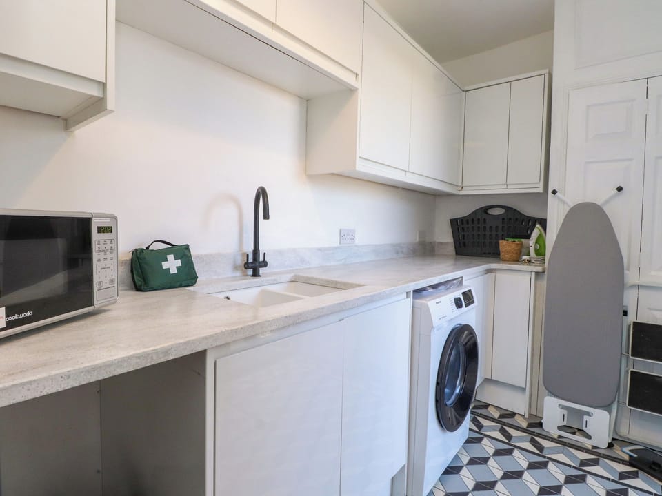 Dishwasher, cookware/dishes/utensils