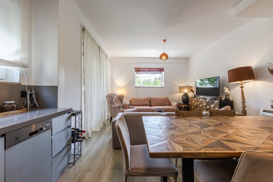 Dining area and fully-equipped kitchen
