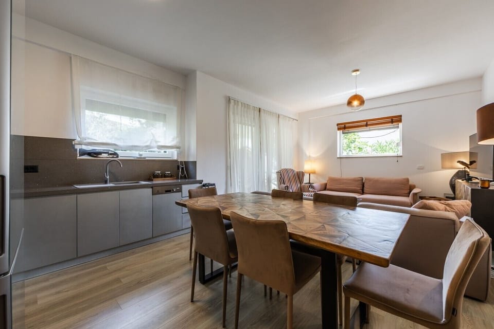 Dining area and fully-equipped kitchen