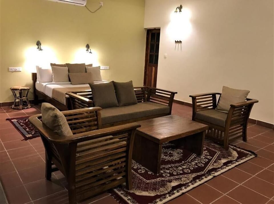 Deluxe Double or Twin Room, Balcony, Pool View | Interior