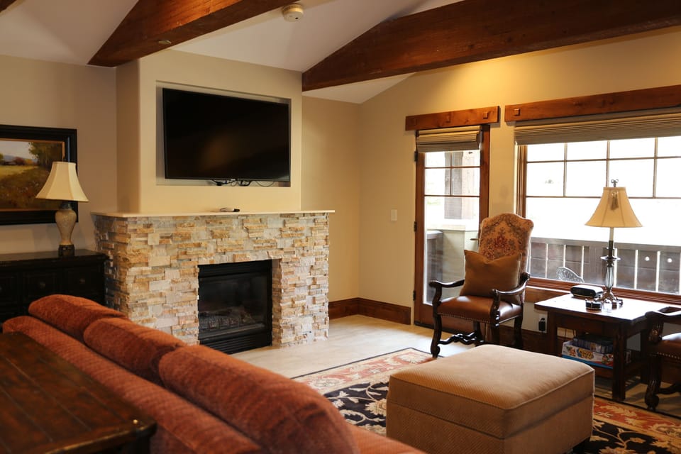 Suite, 1 Bedroom | Living area