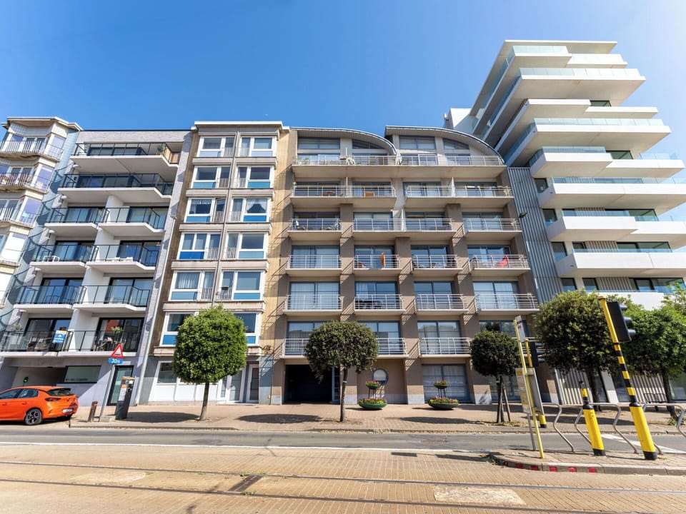 Building, Daytime, Apartment, Urban Area, City, Metropolitan Area, Residential Area, Facade, Neighbourhood, Architecture