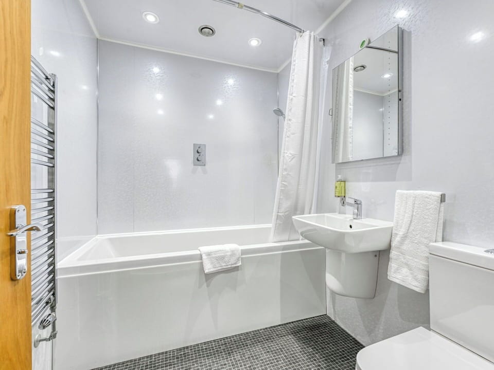 Bathroom, Interior Design, Flooring, Plumbing Fixture, Floor, Bathtub, Ceiling, Shower, Plumbing, Apartment