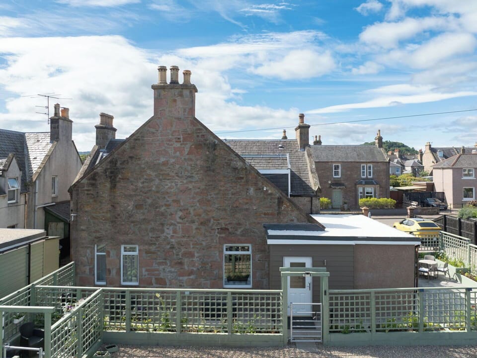 Roof, Home, Urban Design, Brickwork, Chimney, Sash Window, Brick, Daylighting, Fence