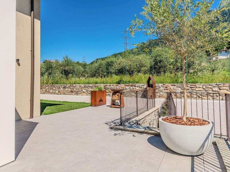 Garden, Concrete, Shade, Landscaping, Flagstone, Driveway, Walkway, Yard, Backyard, Path