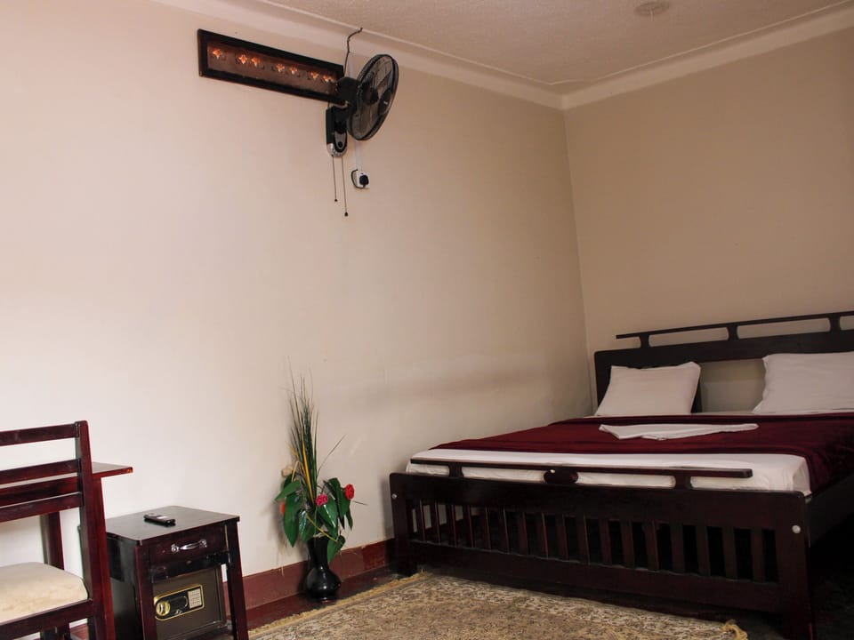 Standard Double Room | In-room safe, desk, laptop workspace, WiFi (free)