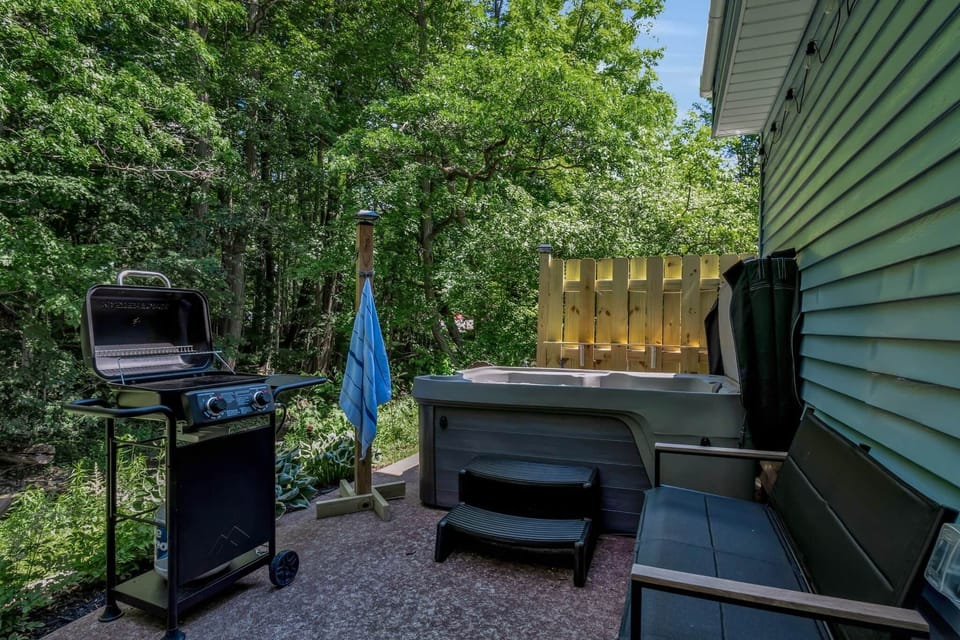 Outdoor grill, private deck for cookouts after skiing or exploring Ellicottville