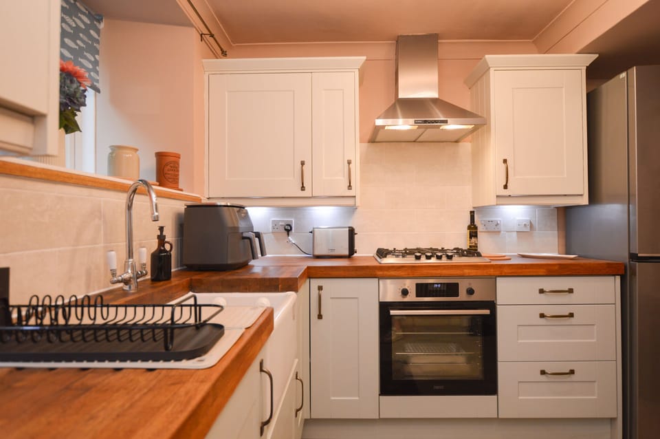 Kitchen with 50/50 Fridge Freezer