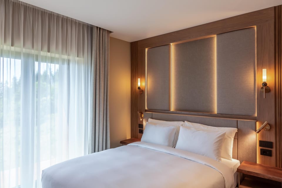 Standard Room, Mountain View | Hypo-allergenic bedding available, minibar, in-room safe, desk