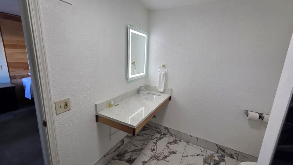 Standard Single Room | Bathroom | Combined shower/tub, towels, soap, shampoo