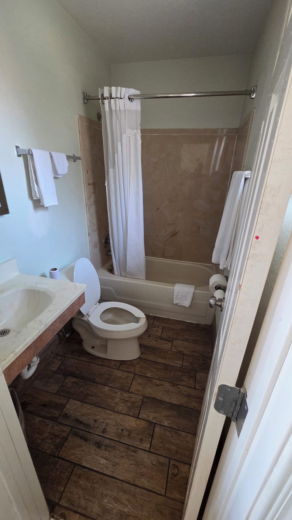 Standard Single Room | Bathroom | Combined shower/tub, towels, soap, shampoo