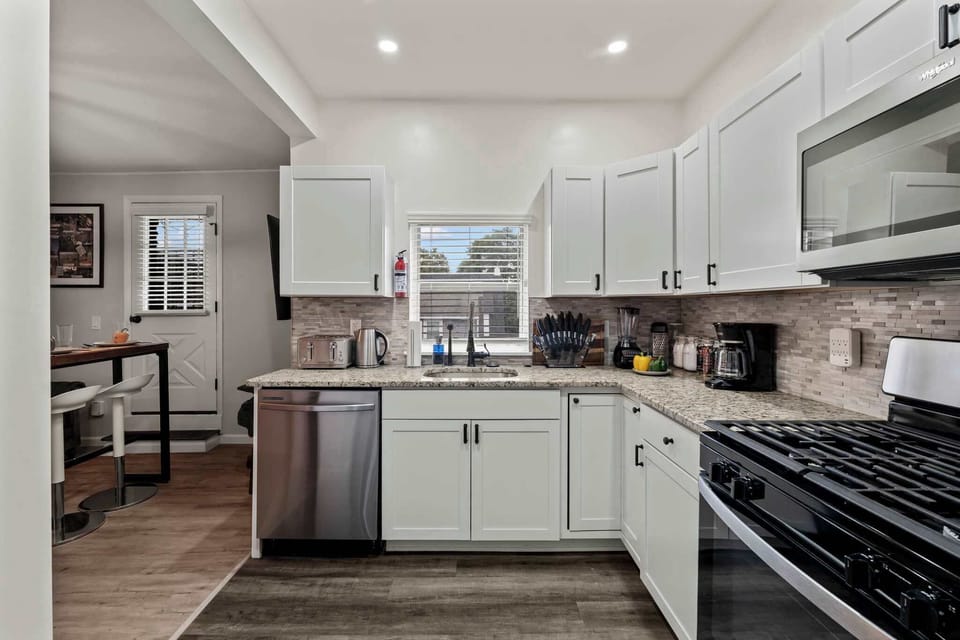 All of our properties are fully equipped with kitchenware. Is there something special you would like? Feel free to let us know. 
Virtual tour: bit.ly/660VU2
Video tour: youtu.be/UnEWdFCqhSY