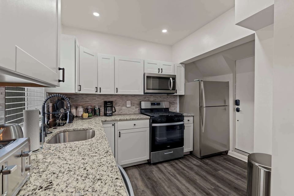 Our kitchen is full stocked and has all the appliances you could want.
Virtual tour: bit.ly/660VU2
Video tour: youtu.be/UnEWdFCqhSY