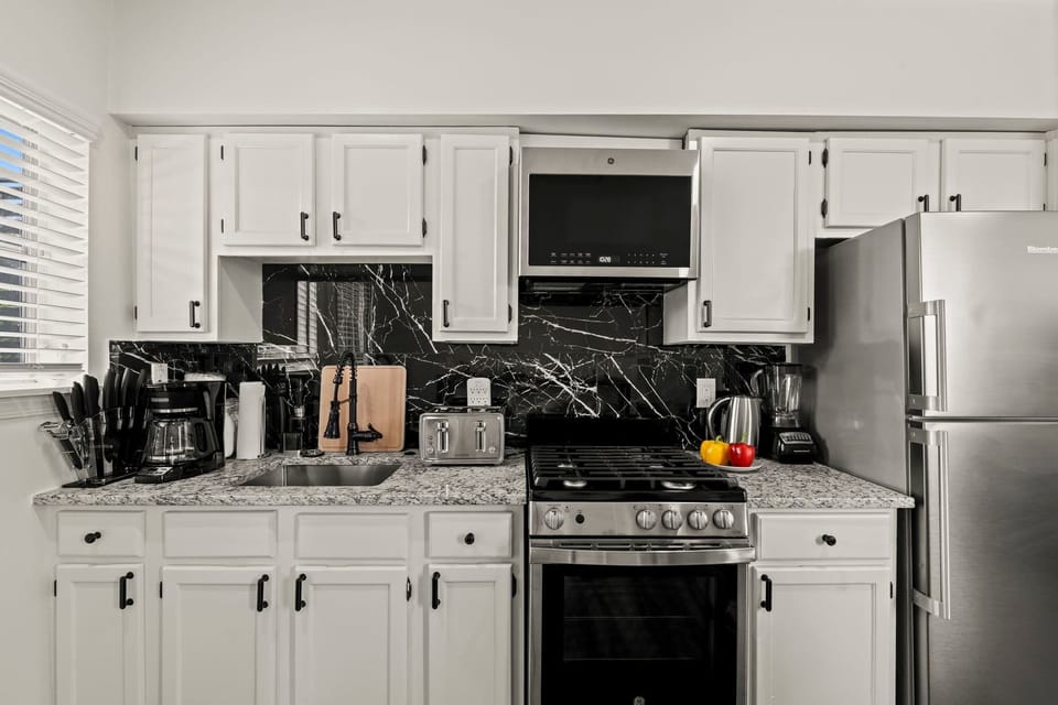 All of our properties are fully equipped with kitchenware. Is there something special you would like? Feel free to let us know. 
Virtual tour: bit.ly/660U3
Video tour: youtu.be/bLwgjXXx96o