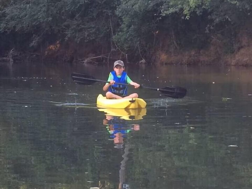 With water nearby, guests can enjoy a variety of outdoor activities including kayaking, fishing, and relaxing by the water. It’s the perfect addition to an adventure-filled getaway.