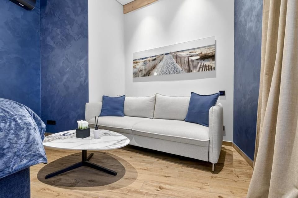 Deluxe Suite, Patio, Garden View | Living area
