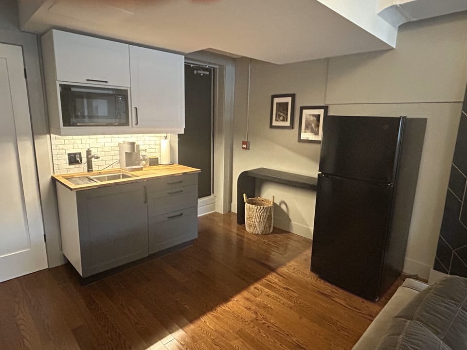 Deluxe Studio Suite, 1 King Bed, Non Smoking, Kitchenette | Private kitchen | Coffee/tea maker, full-size fridge, microwave, electric kettle