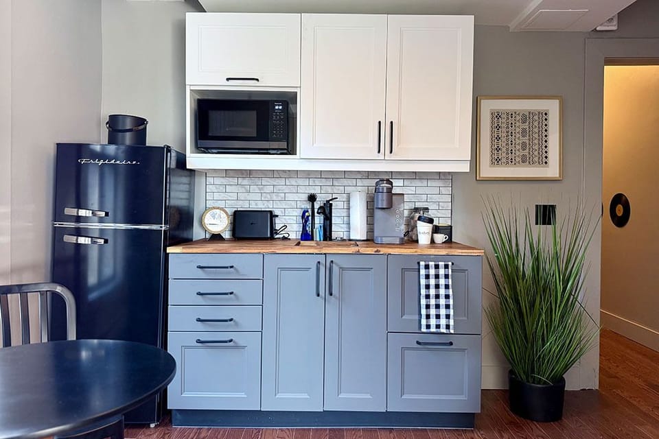 Coffee/tea maker, full-size fridge, microwave, electric kettle