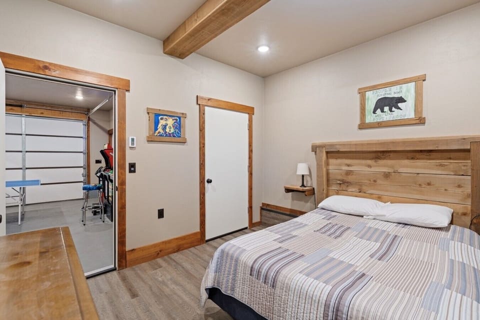 Bedroom 3 - Queen Bed