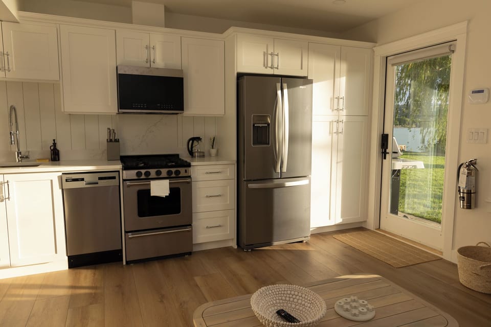 Coffee/tea maker, full-size fridge, microwave, oven