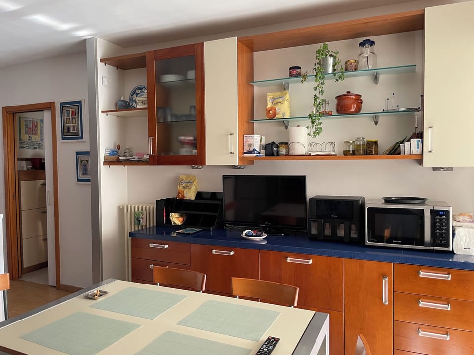 Microwave, stovetop, cookware/dishes/utensils