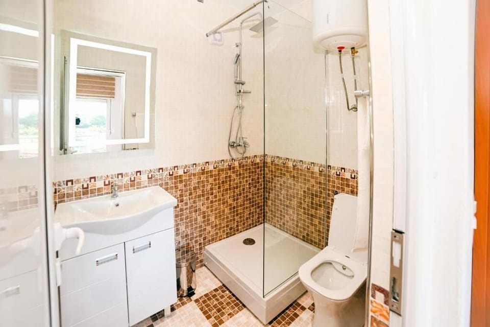 Deluxe Double Room, Balcony, Pool View | Bathroom | Shower, free toiletries, hair dryer, towels